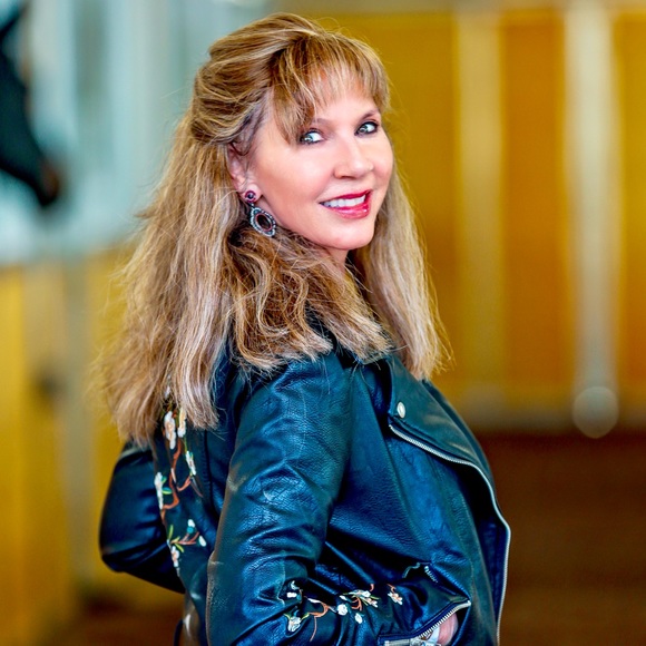 Meet your Posher, Meredith - Picture 1 of 2